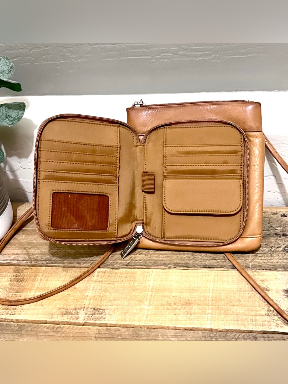 HOBO International Tan Leather Crossbody Bag Wallet Organizer Credit Card Slots - Picture 2 of 7